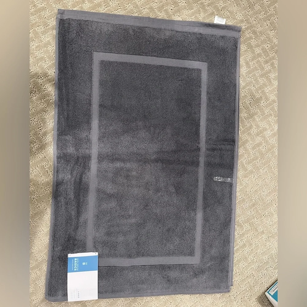 NWT Soft Welspun Basics 2-Piece Gray Bath Mat Set - Size: 20